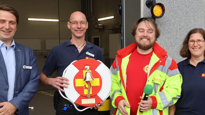 Doppelter Grund zum Feiern. Julia und Martin Roos (v. re.) von der seit 20 Jahren bestehenden Wasserrettung des Kieler ASB überreichten an den Regionalverbandsvorsitzenden Frank Ziegler (links) und seinen Geschäftsführer Wolfgang Mainz bei der Einweihung der Rettungswache ein rundes Andenken an dieses Jubiläum.