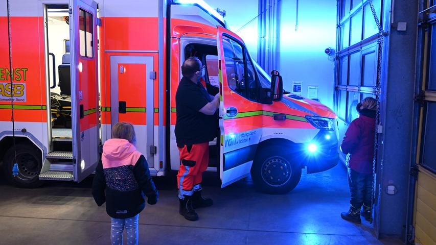 Blaulicht fasziniert jedes Kind - Rettungsdienstmitarbeiter Stefan Schill lässt es für Mila und Leon vorweihnachtlich blau leuchten.