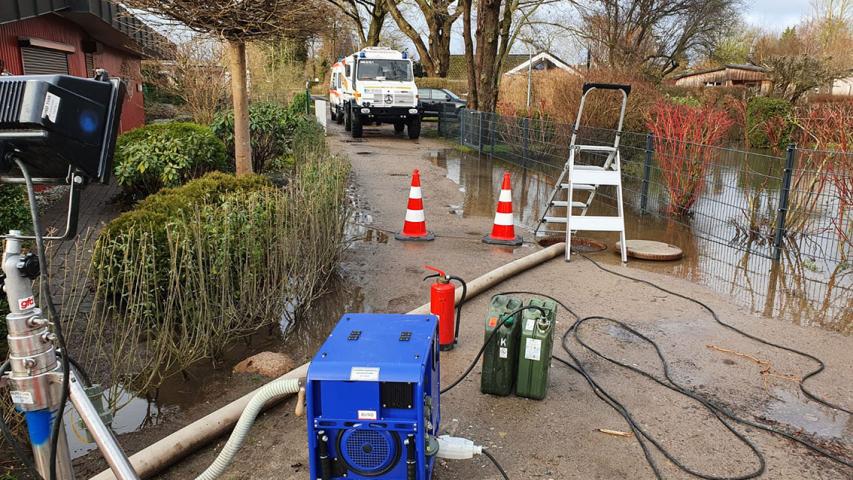 Mehrere Pumpen versuchen der Hochwasserlage Herr zu werden.