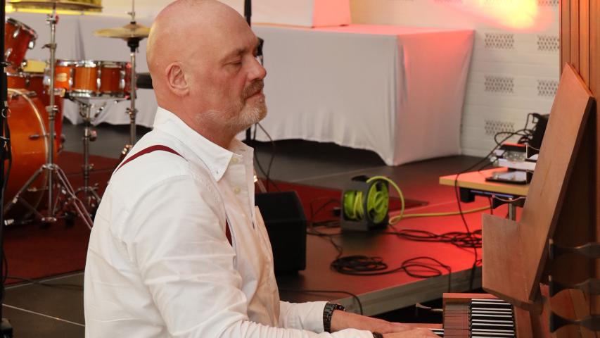 Jens Petersen empfing die Gäste mit Klängen von der Kirchenorgel